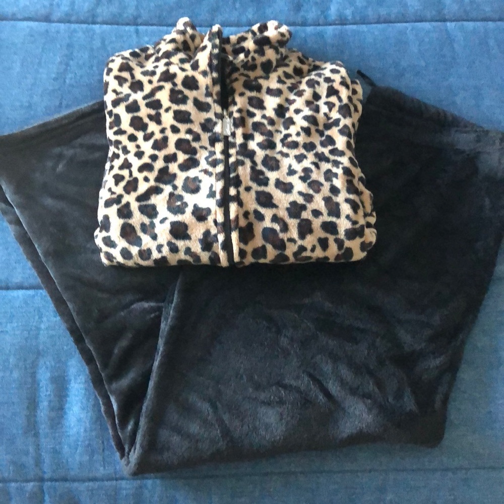 Fuzzy leopard pajamas set